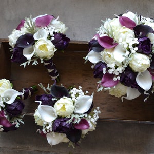 Ramos de boda púrpura ciruela, lirios de cala con toque real, lirios de rosas marfil, aliento de bebé, molinero polvoriento, ramos de novia púrpura berenjena