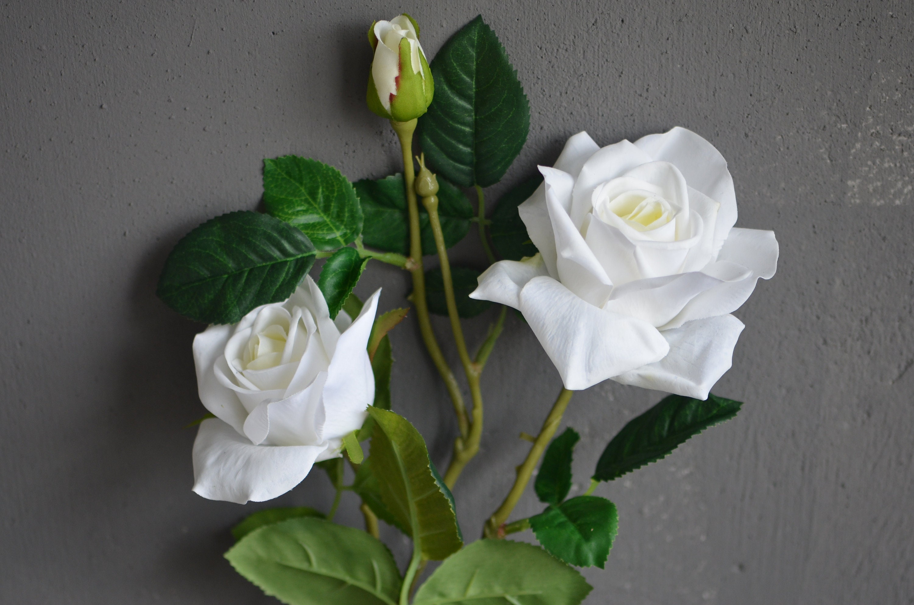 Roucarmantic 10 rose finte con rose bianche artificiali con steli singoli  per bouquet da sposa fai da te, decorazioni per la casa, centrotavola per  matrimoni, composizioni (bianco) : : Casa e cucina