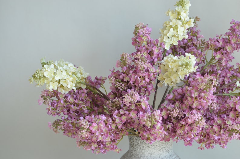 Rama de lilas rosa malva sintética de 24,8 , hortensias de lilas artificiales color crema, decoraciones florales de follaje DIY para bodas/hogar/cocina imagen 6