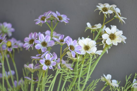 Real Touch Weiß-Lila Gänseblümchen-Spray, künstliche Wildblumen