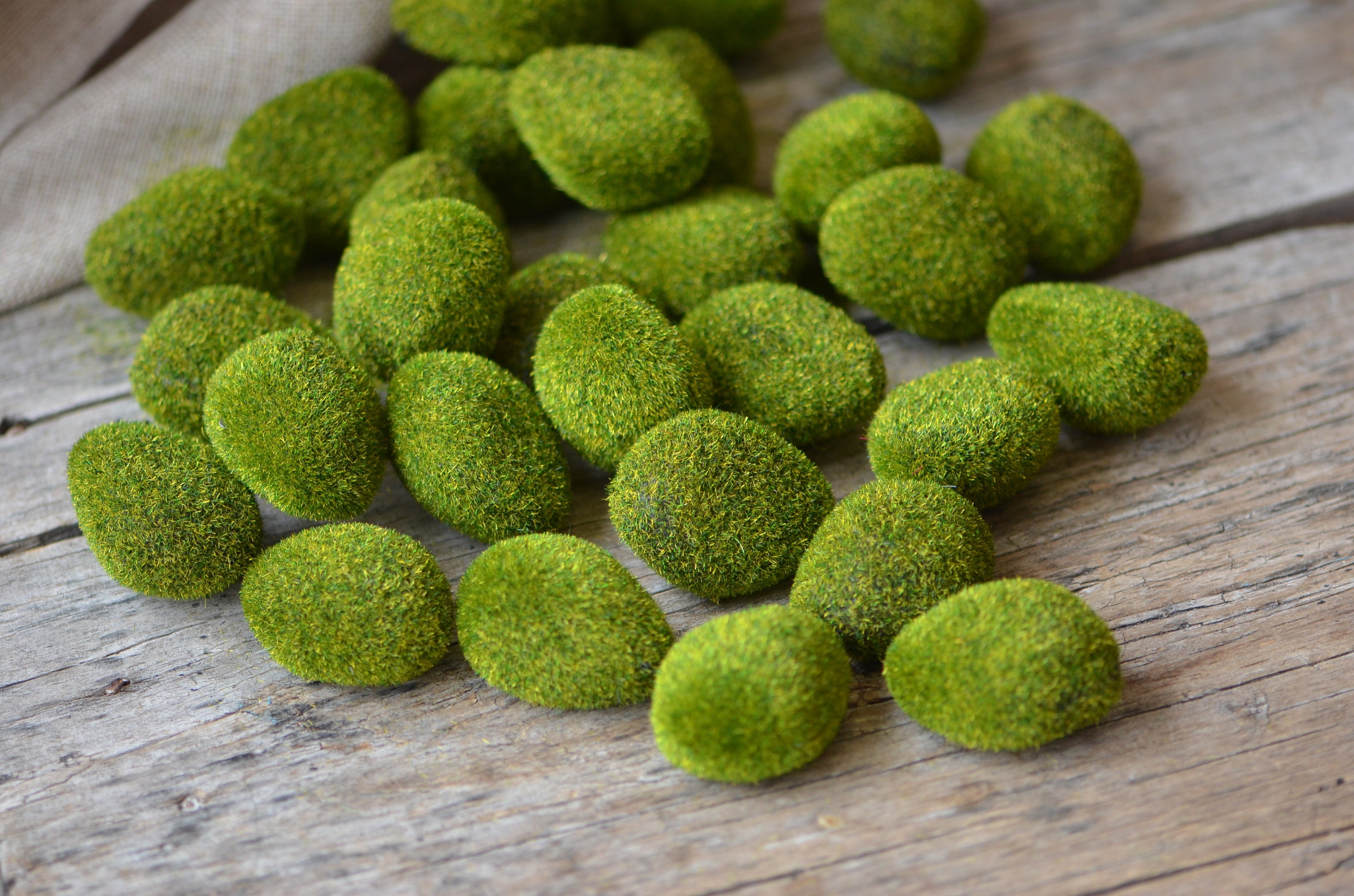 Usmola 18pcs Fake Moss Balls, 6pcs 3.2 Faux Green Balls + 12pcs 2 Artificial Moss Decorative Balls for Centerpiece Bowls (Green)