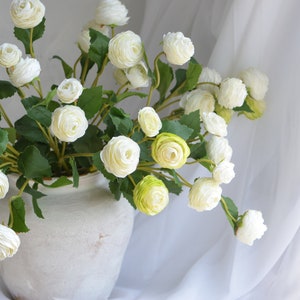 3 Hoofden Faux Ranunculus Bloemen in Crème Wit/Zacht Groen - 16.5&quot;, Faux Spring Plant Stem, Centerpieces | Bruiloft/Huisdecoratie | Geschenken