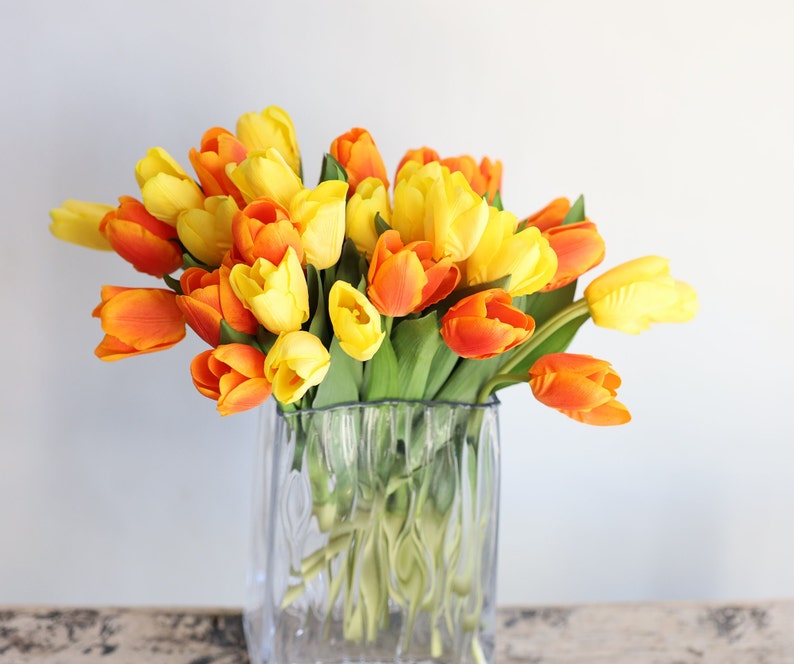 35 cm konstgjorda gulorange tulpanblommor med äkta touch, konstgjorda vårblommor/blommor, bröllops-/hemdekoration, gör-det-själv-bukett/bordsdekorationer bild 8