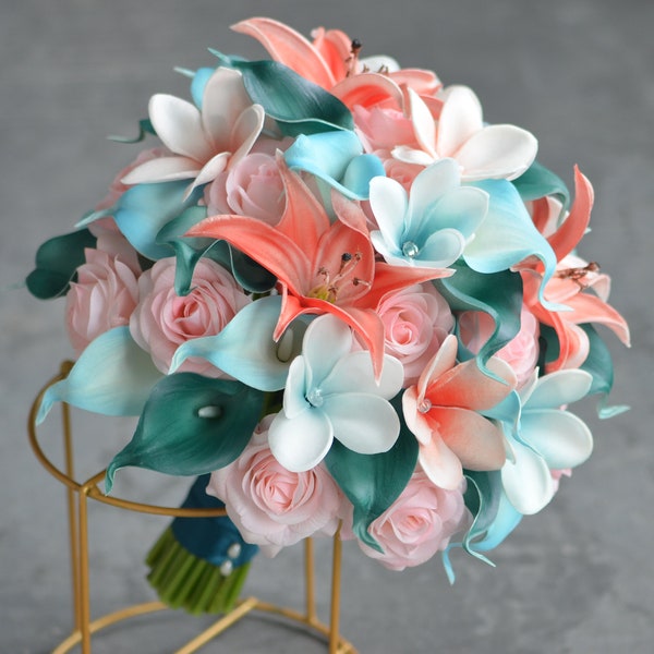 Bouquet de mariée corail sarcelle, rose corail Real Touch Roses, plumerias centre sarcelle, bouquets de mariage de plage, bouquet Aqua turquoise clair