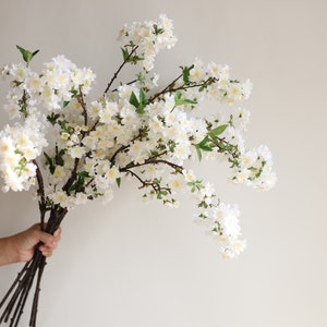 Rama de flor de cerezo artificial de 37 en blanco crema, flores de primavera falsas, pieza central de bricolaje / florales / bodas / decoraciones del hogar / regalos para ella imagen 1