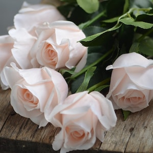 Roses artificielles semi-ouvertes à rougir / rose pâle Real Touch, fleurs DIY Décoration de mariage/maison/cuisine Cadeaux, bouquets de bricolage / centre de table image 1