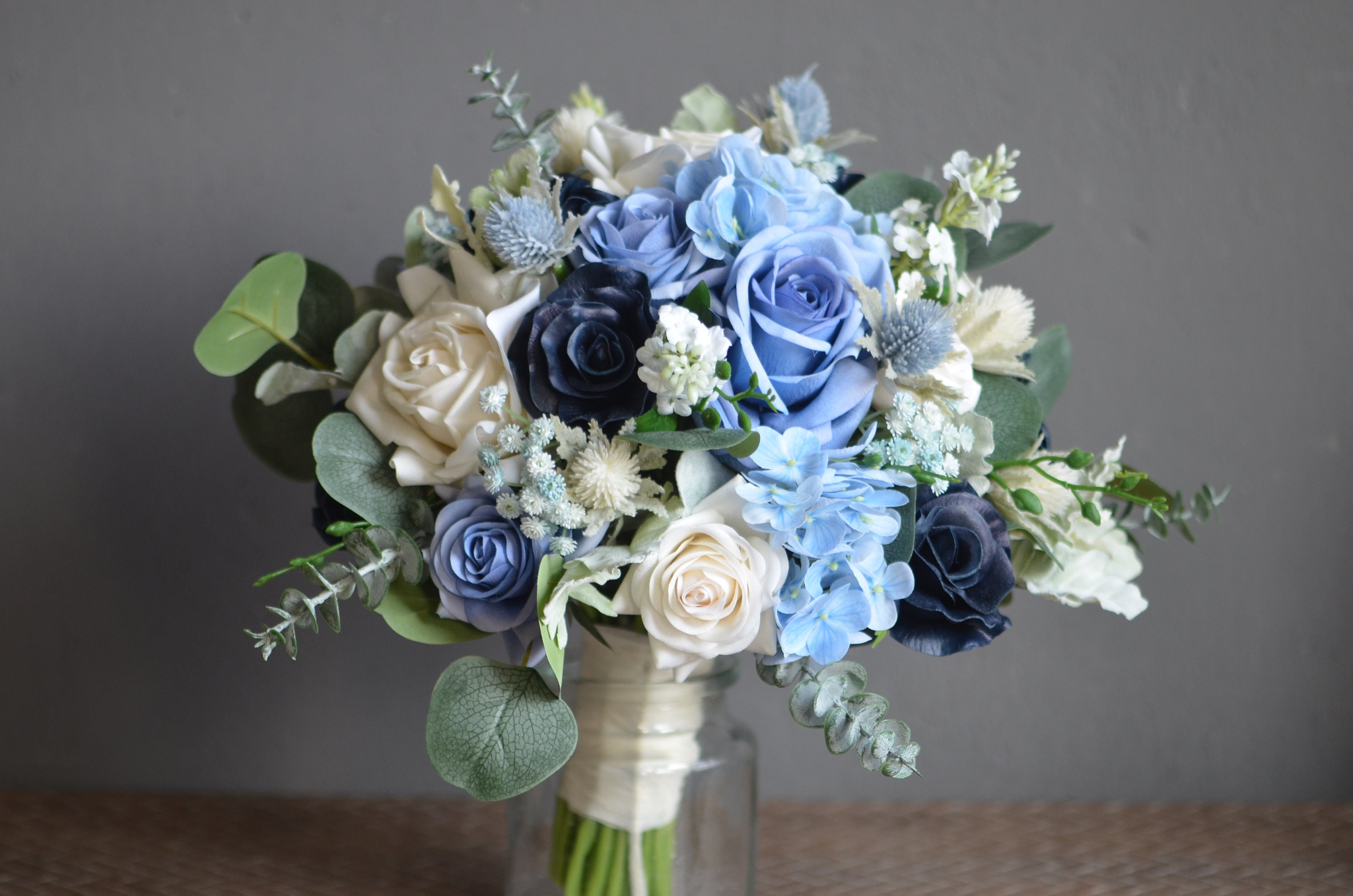 Ramo de flores preservadas con hortensia azul suave