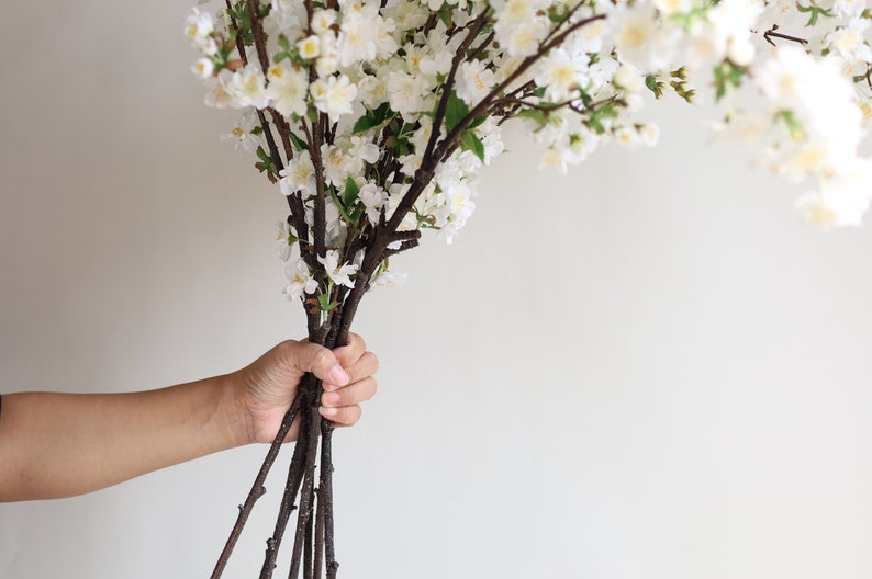 Rama de flor de cerezo artificial de 37 en blanco crema, flores de primavera falsas, pieza central de bricolaje / florales / bodas / decoraciones del hogar / regalos para ella imagen 5