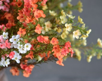 Flores silvestres coloridas, Flores pequeñas de color rosa blanco falso, Flores silvestres pequeñas de color amarillo naranja, Flores silvestres de primavera