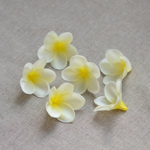 天然のリアルタッチ人工シルクではない白黄色のプルメリアの花の頭DIYケーキデコレーションとウェディングブーケ