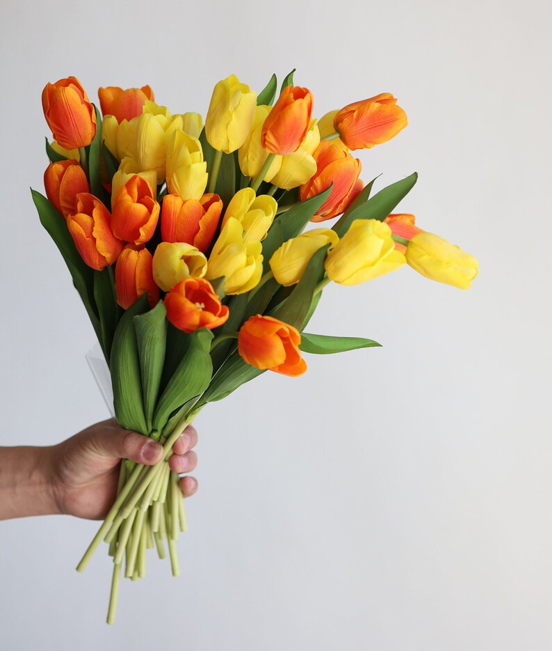 35 cm konstgjorda gulorange tulpanblommor med äkta touch, konstgjorda vårblommor/blommor, bröllops-/hemdekoration, gör-det-själv-bukett/bordsdekorationer bild 7