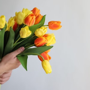 35 cm konstgjorda gulorange tulpanblommor med äkta touch, konstgjorda vårblommor/blommor, bröllops-/hemdekoration, gör-det-själv-bukett/bordsdekorationer bild 1