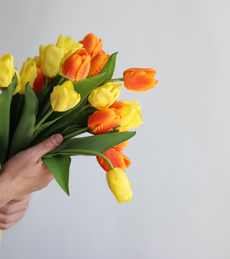 35 cm konstgjorda gulorange tulpanblommor med äkta touch, konstgjorda vårblommor/blommor, bröllops-/hemdekoration, gör-det-själv-bukett/bordsdekorationer bild 1