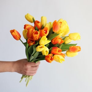 35 cm konstgjorda gulorange tulpanblommor med äkta touch, konstgjorda vårblommor/blommor, bröllops-/hemdekoration, gör-det-själv-bukett/bordsdekorationer bild 5