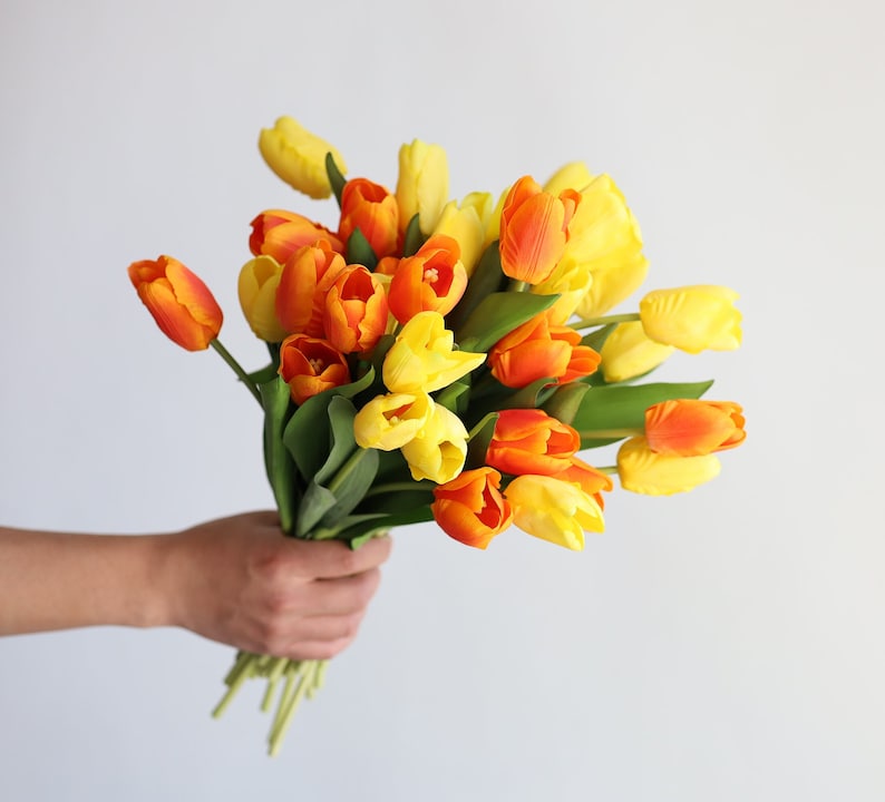 35 cm konstgjorda gulorange tulpanblommor med äkta touch, konstgjorda vårblommor/blommor, bröllops-/hemdekoration, gör-det-själv-bukett/bordsdekorationer bild 5