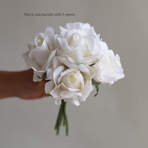 5 Stiele Real Touch weiße Rosen Bundle, künstliche Blumen, DIY Florals | Hochzeit/Haus/Küchendekoration | Geschenke, DIY Blumensträuße