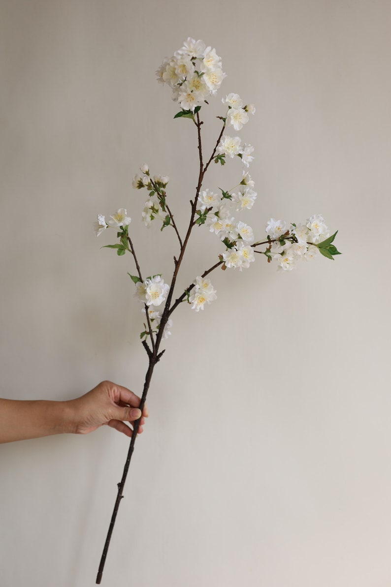 Rama de flor de cerezo artificial de 37 en blanco crema, flores de primavera falsas, pieza central de bricolaje / florales / bodas / decoraciones del hogar / regalos para ella White-YingHua#2