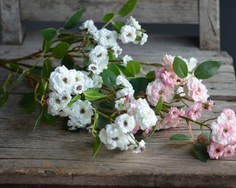 Små vita rosa trädgårdsrosor, konstgjorda vildblommor