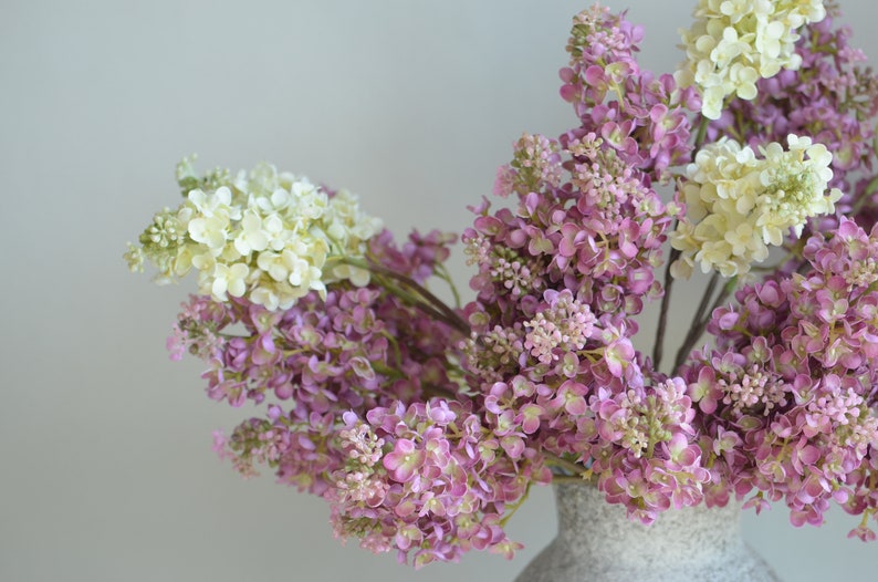 Rama de lilas rosa malva sintética de 24,8 , hortensias de lilas artificiales color crema, decoraciones florales de follaje DIY para bodas/hogar/cocina imagen 9