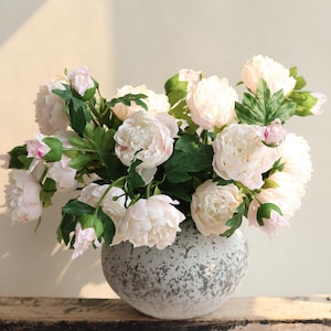 Branche de pivoine Real Touch : imitation florale blanche et rose de 31,5 po.