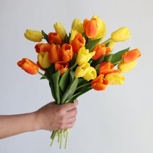 35 cm konstgjorda gulorange tulpanblommor med äkta touch, konstgjorda vårblommor/blommor, bröllops-/hemdekoration, gör-det-själv-bukett/bordsdekorationer bild 6