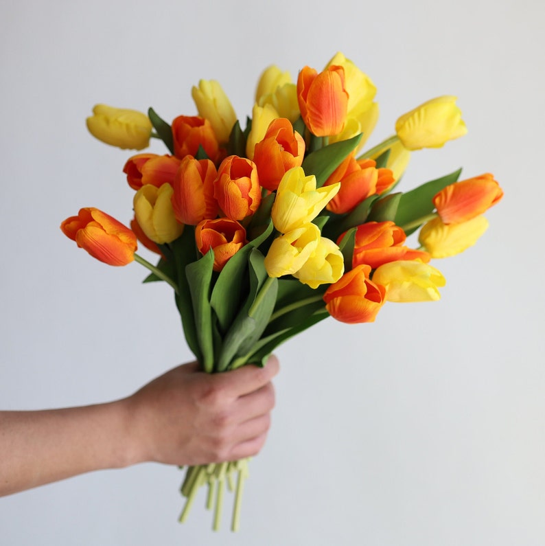 35 cm konstgjorda gulorange tulpanblommor med äkta touch, konstgjorda vårblommor/blommor, bröllops-/hemdekoration, gör-det-själv-bukett/bordsdekorationer bild 6