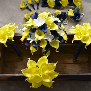Ramos de boda amarillo marino, lirios de calas de toque real, ramos de damas de honor, boutonnieres, ramo de novia blanco azul marino