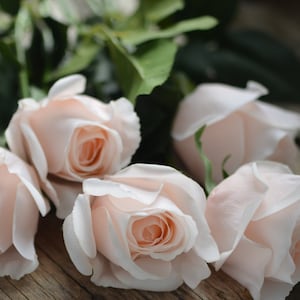 Roses artificielles semi-ouvertes à rougir / rose pâle Real Touch, fleurs DIY Décoration de mariage/maison/cuisine Cadeaux, bouquets de bricolage / centre de table image 8