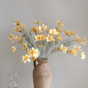 Rama de flores silvestres Cosmos artificiales de 23,5" en amarillo suave y champán, planta de primavera y verano, ideal para decorar bodas, el hogar o como centro de mesa.