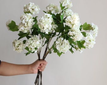 Rama de flores artificiales de bola de nieve de 25" en crema, flores de tacto real, botánicos falsos, flores de bricolaje, decoración de boda/hogar/cocina / regalos