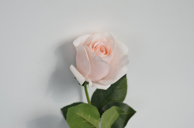 Roses artificielles semi-ouvertes à rougir / rose pâle Real Touch, fleurs DIY Décoration de mariage/maison/cuisine Cadeaux, bouquets de bricolage / centre de table image 3