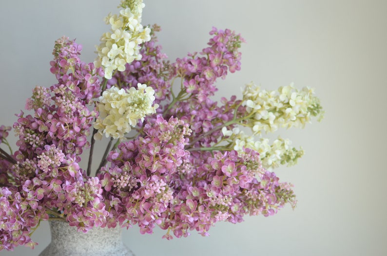 Rama de lilas rosa malva sintética de 24,8 , hortensias de lilas artificiales color crema, decoraciones florales de follaje DIY para bodas/hogar/cocina imagen 2
