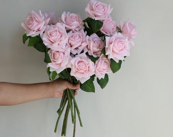 Rosas artificiales de tacto real color rosa bebé de 16 pulgadas, ideales para arreglos florales caseros.