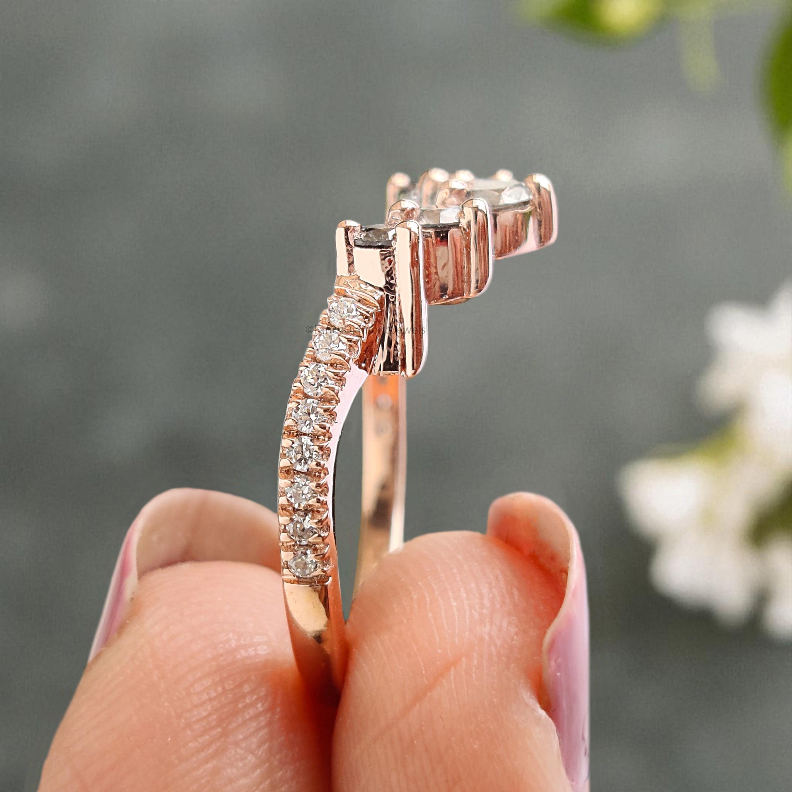 カーブした結婚指輪 0.77 TW ラウンド ソルト＆ペッパー ダイヤモンド