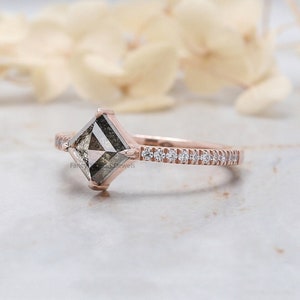 Kite Cut Salt And Pepper Diamond Ring 1.05 Ct 8.00 MM Kite Diamond Ring 14K Solid Rose Gold Silver Kite Engagement Ring Gift For Her QL2106 zdjęcie 2