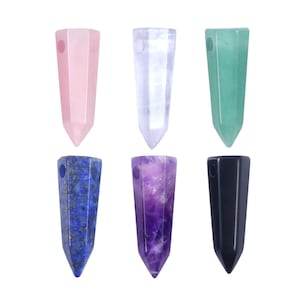 Op de afbeelding: Zes kristallen punt hangers in verschillende kleuren, waaronder roze, wit, groen, blauw, paars en zwart. Elke hanger heeft een klein gaatje bovenaan om te rijgen.
