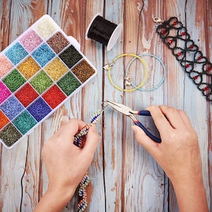 Scatola di set peri di semi di 24000pcs all'ingrosso, perline di semi di vetro cechi con foro,2mm perline multicolore per la produzione di bracciali a catena di gioielli artigianali