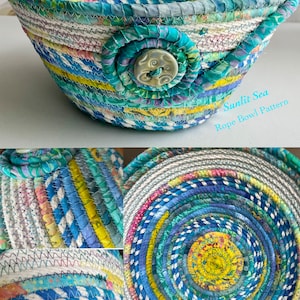 Può includere: Una ciotola in corda avvolta caratterizzata da un mix vivace di strisce di tessuto blu, verde, giallo e bianco cucite insieme con un motivo a zigzag. Un bottone decorativo in ceramica è fissato sul lato. Il testo Sunlit Sea Rope Bowl Pattern è visibile.