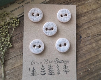 Bottoni in gres bianco screpolato fatti a mano: set da 5 (15 mm)