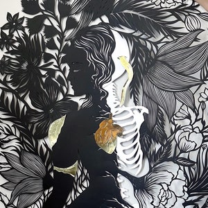 Papierschnitt-Kunstwerk, großes handgeschnittenes Papierkunstwerk „Stark im Inneren“, originaler Papierschnitt in Schwarz, Weiß und Gold, Kunstsilhouette eines Mädchens