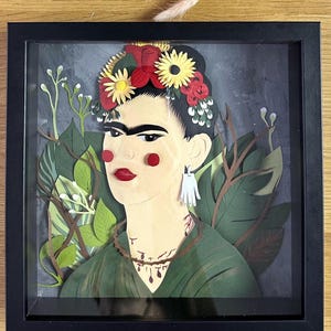 Collage di carta ritagliata incorniciato, taglio di carta tagliata a mano in cornice volumetrica nera Collage di carta ritagliata “Frida”, decorazione da tavolo o da parete, di Eugenia Zoloto