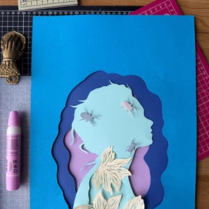 Arte cortado en papel, silueta de niñas &quot;Bugs&quot; Obra de arte en papel, corte de papel original en colores azules, arte cortado a mano. Collage de papel, obra de arte volumétrica.