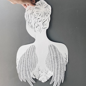 Papierschnitt-Kunstwerk, handgeschnittene Papierkunst „Failty and Faith“, originaler Papierschnitt in weißer Farbe, Mädchenflügel-Silhouette von Eugenia Zoloto