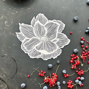 Kunstpapierschnitt, Blumensilhouette, &quot;Blume&quot; Papierkunstwerk, Original-Papierschnitt in weißer Farbe, handgeschnittene Kunst von Eugenia Zoloto, 2024