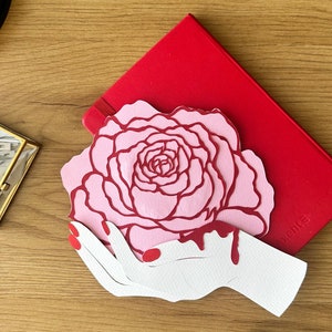 Kunstpapierschnitt, Blumensilhouette, „Hand“-Papierkunstwerk, originale Papierschnittcollage, kleines Dekor, handgeschnittene Kunst von Eugenia Zoloto, 2024