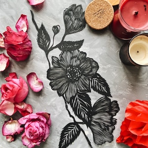 Arte em papel cortado, arte em papel cortado à mão “Flores negras” corte de papel original na cor preta, silhueta artística de Eugenia Zoloto