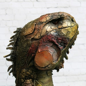 Escultura original do lagarto iguana arco-íris - com certeza vai conquistar seu coração. Grande animal colecionável de 23,6&#39;&#39;