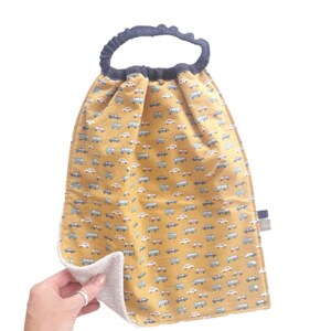 Cars Mustard Bib dla przedszkola Montessori, spersonalizowane elastyczne śliniaczki dla niemowląt, ręcznie robione, prezent dla samodzielnego malucha, Montessori Toddler Bib