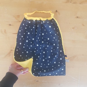 幼児用大型ネイビーブルーとイエローの星型よだれかけ、手作りベビーよだれかけ、モンテッソーリ幼稚園用パーソナライズよだれかけ、独立した食事時間