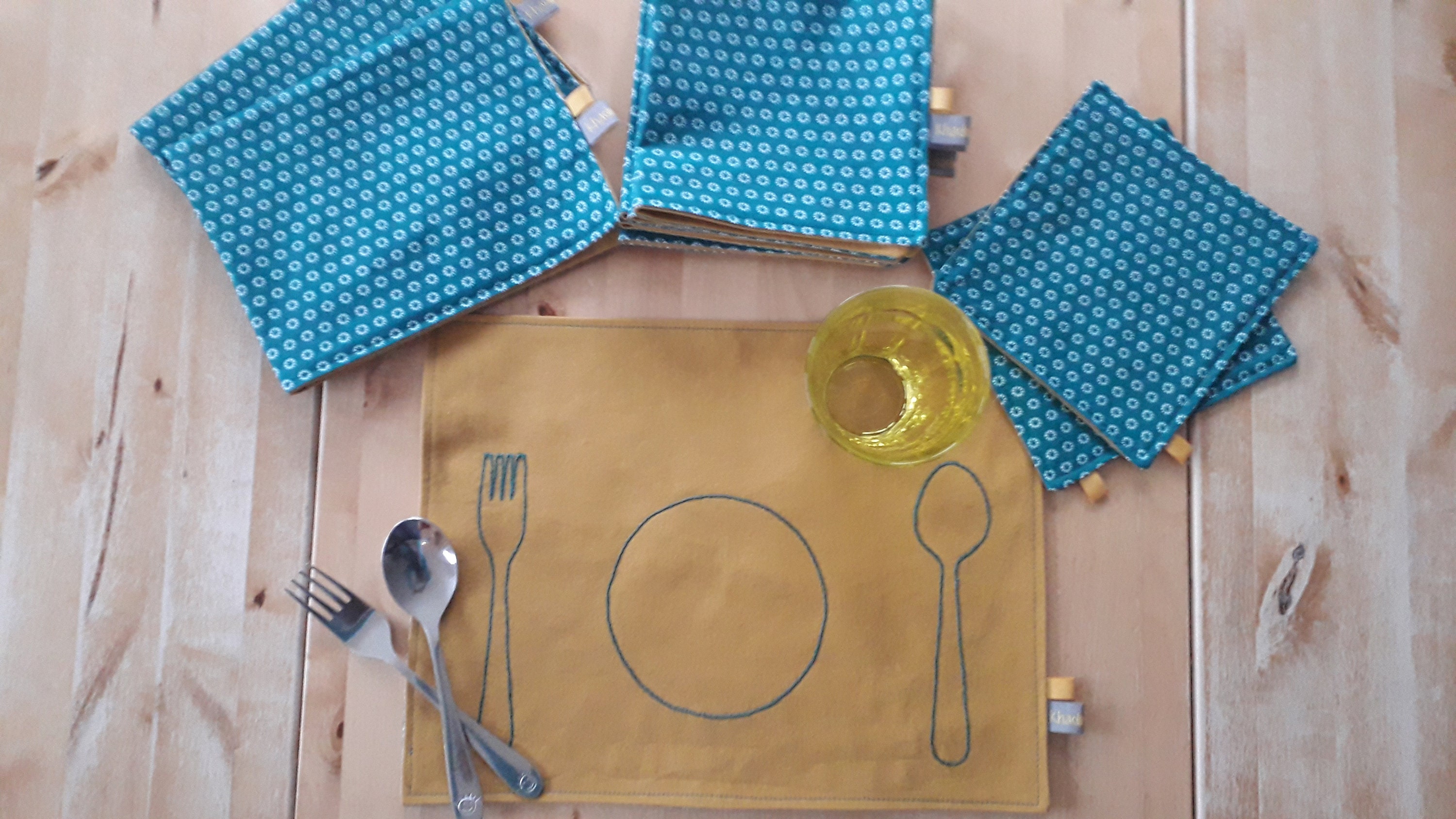 set de table montessori et petites serviettes table enfant - moutarde bleu canard
